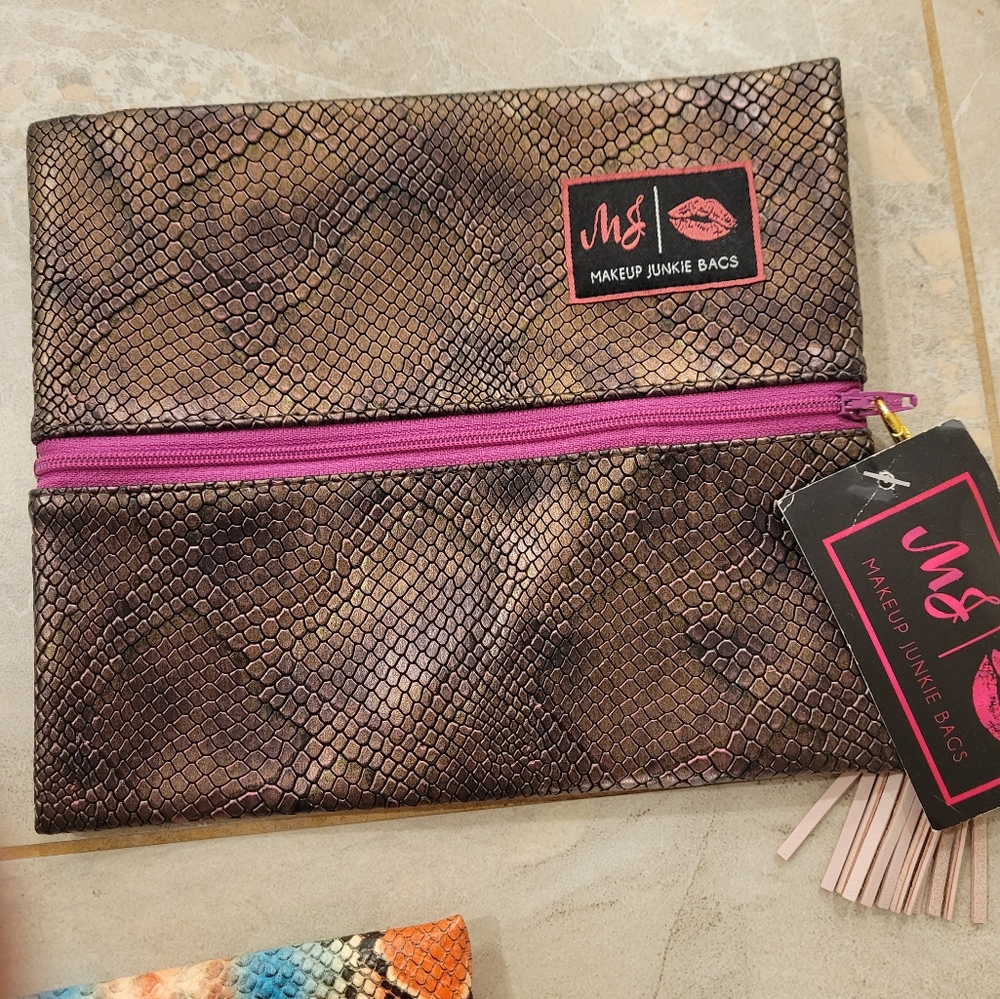 💗 BNWT Makeup Junkie - small